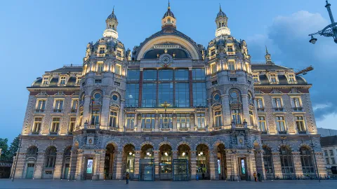Antwerp trainstation lighting Schréder